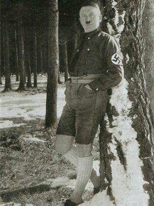 عکسی که هیتلر انتشار آن را ممنوع اعلام کرده بود در تصویر زیر هیتلر را با شلوارک آلمانی در سال ۱۹۳۰ می‌بینید. او این عکس را خارج از شان و حرمت خ حجت