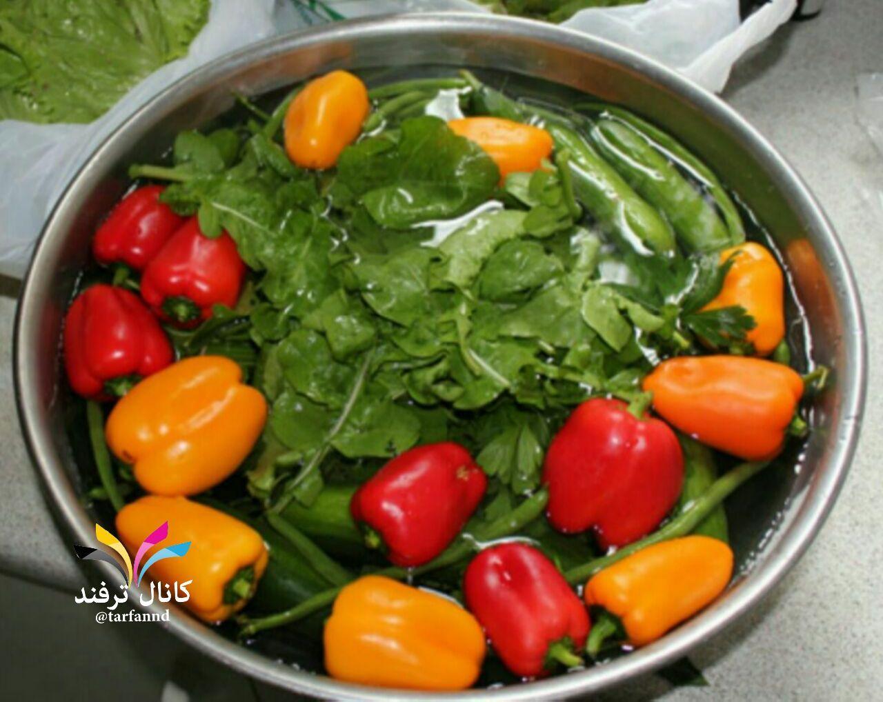 یک اشتباه رایج درمیان خانواده های ایرانی  شستن سبزیجات با مایع های ظرفشویی نه تنها هیچ فایده‌ای ندارد بلکه باعث میشود که مواد شیمیایی مضر به عزیز مصر