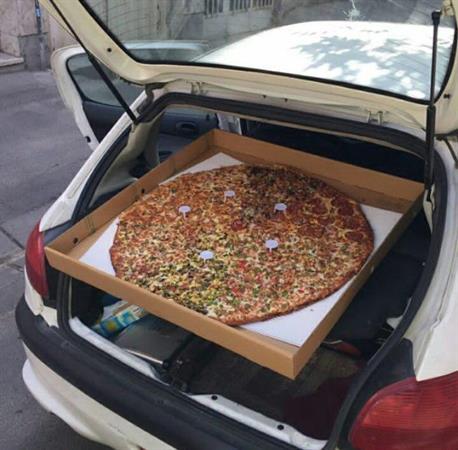 میگن يک پيتزا فروشي هست توی تهران اگه کسي بتونه اين پيتزاش رو تنهایی بخوره، غذاي خودش و همراهش مجانيه گویا پيتزای مذکور قيمتشم ١٣٠٠٠٠ تومنه رها5495