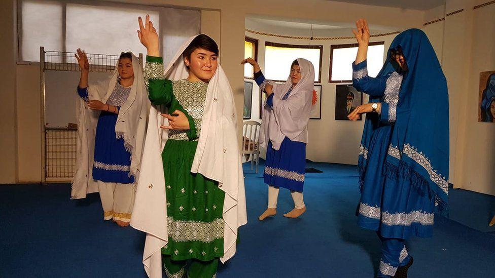 اموزش رقص محلی غومبر توسط دختران هزاره سرخ 2017